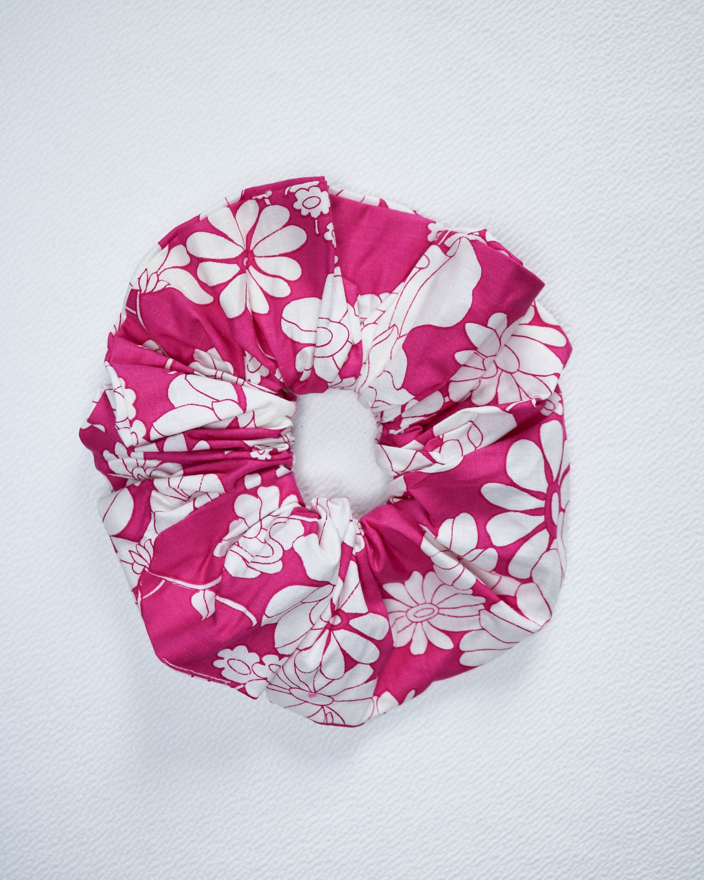 Scrunchie in dark pink floral