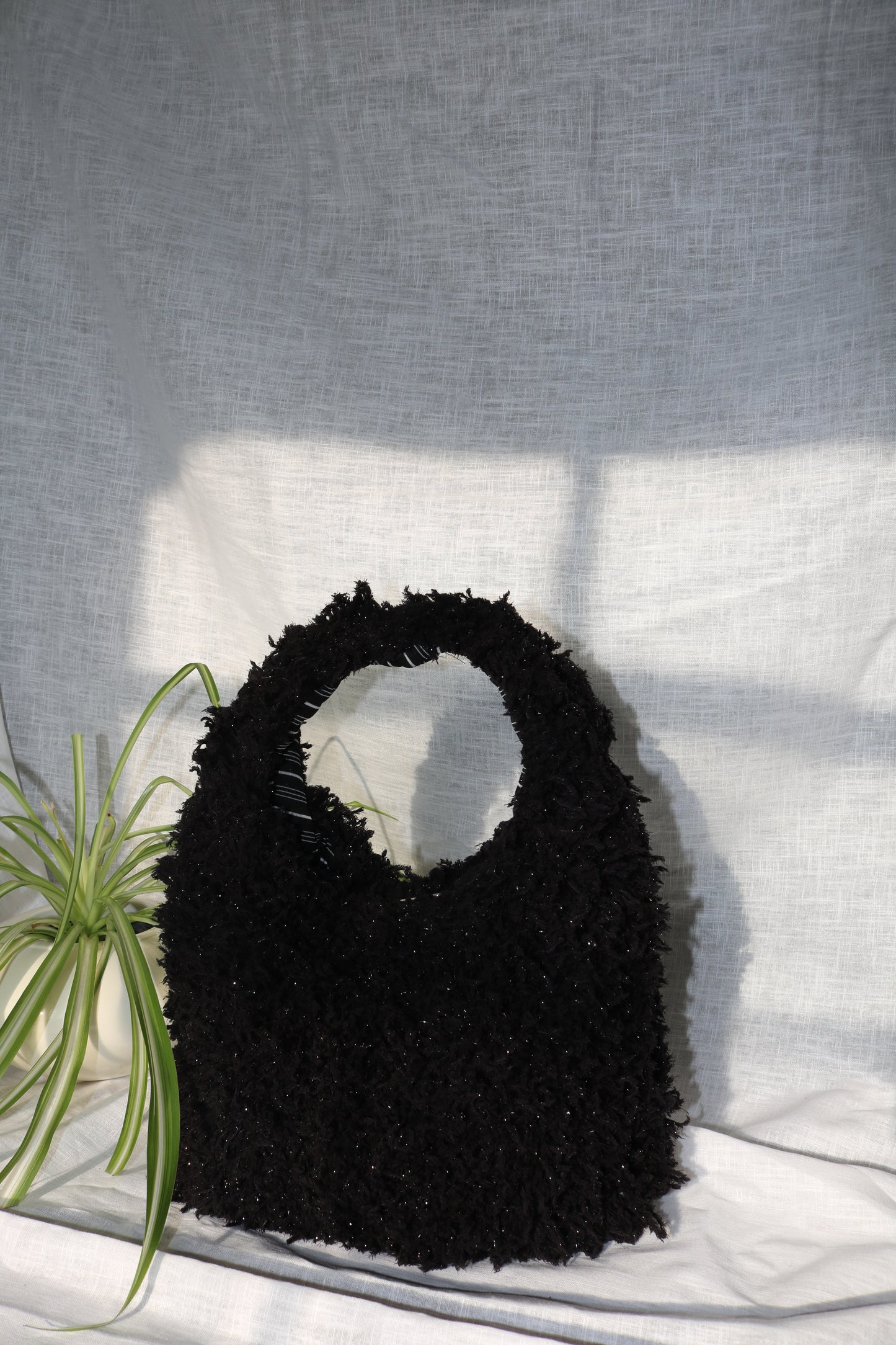 Sonia bag in black fluffy - Small