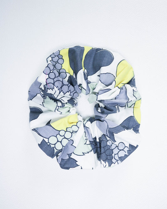 Scrunchie in yellow and grey fruit print
