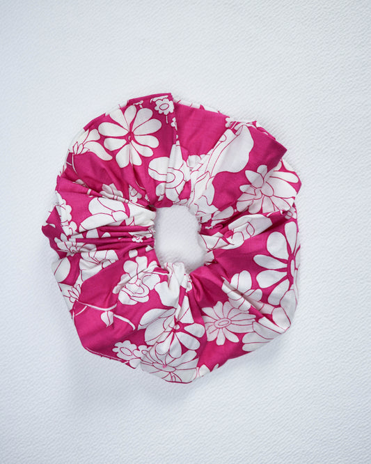 Scrunchie in dark pink floral