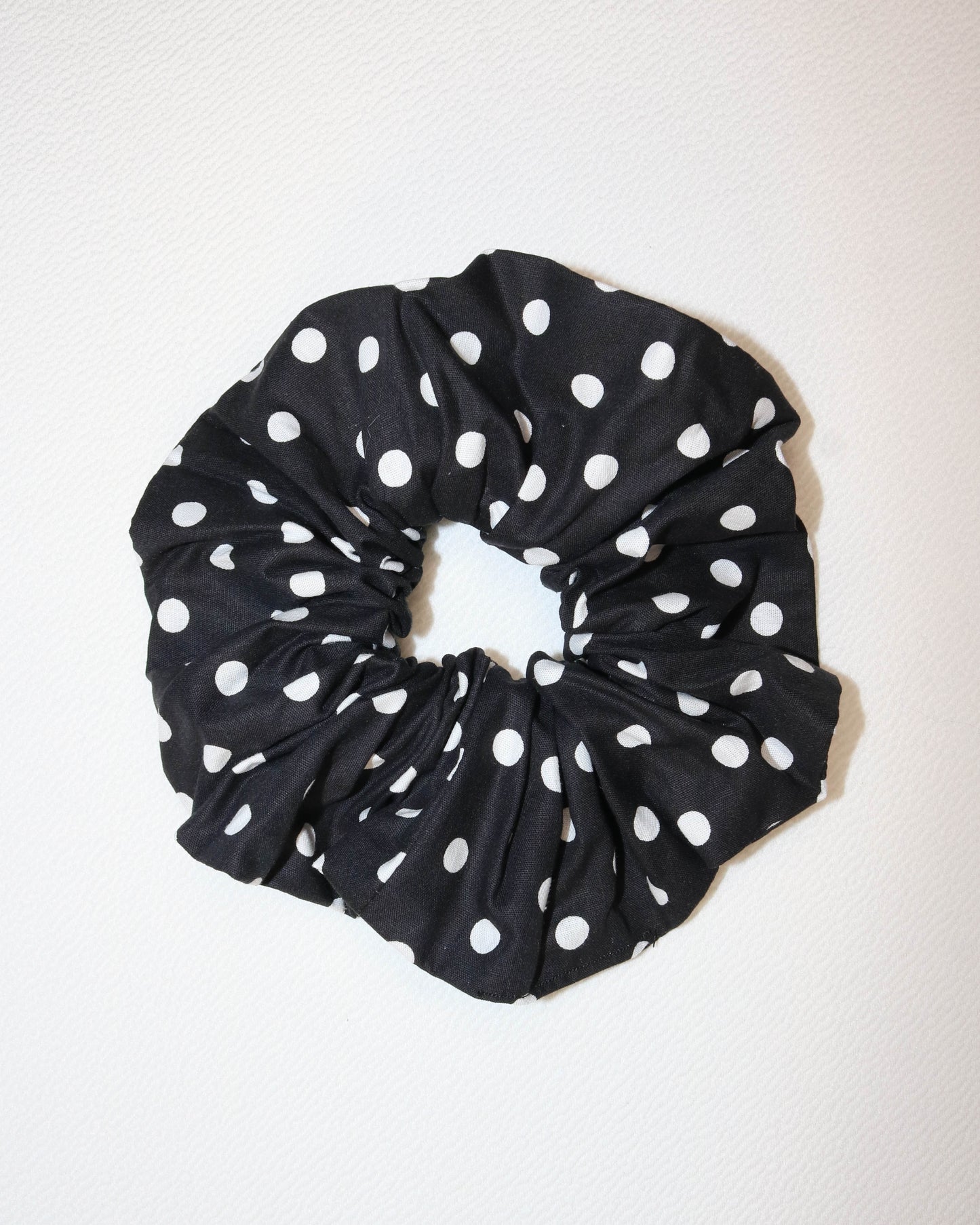 Scrunchie in black polka dot