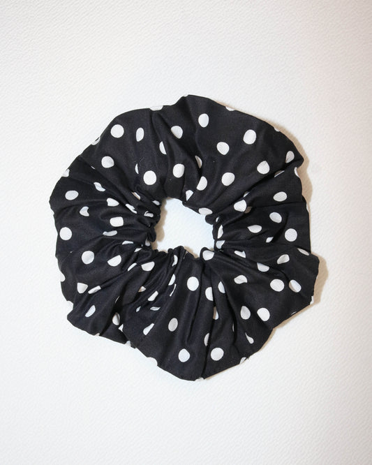 Scrunchie in black polka dot